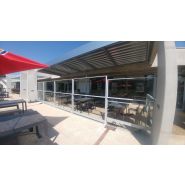 Barrière en verre modulable pour hôtels et campings