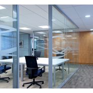 Cloison vitrée H9 avec double vitrage poli et design sobre