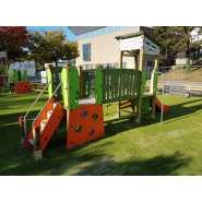 Aire de jeux pour enfants couvrant une zone d'impact de 35,20 m²