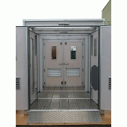 Équipement de décontamination avec caillebotis surélevés