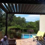 Fermeture latérale design en verre pour pergola bioclimatique