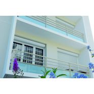 Garde-corps modèle feria - horizal - en aluminium avec remplissage axé sur dalle - les lisses et le remplissage sont dans l’axe médian des poteaux_3