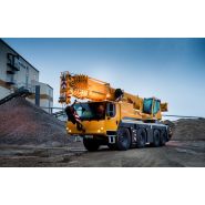 Grue mobile LTM 1090-4.2 avec quatre essieux et vitesse de translation de 85 km/h