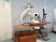 Station médicale avec siège électrique et bras réfracteur automatisé