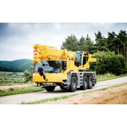 Grue mobile Liebherr avec trois essieux et vitesse de translation maximale de 85 km/h