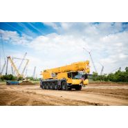 Grue compacte à cinq essieux avec contrepoids total de 35 tonnes