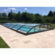 Abri pour piscine avec façade repliable et trappe d'accès personnalisable