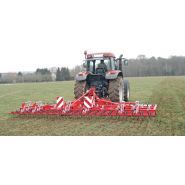 Outil agricole avec trois rangées de dents étrilles pour émoussage et régénération