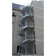 Escalier hélicoïdal avec palier et limon adaptés pour différents passages