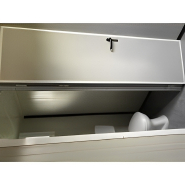 Cabine sanitaire extérieure avec pieds de 18cm pour installation facile