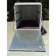 Remorque avec ouverture arrière porte ou pont et assistance vérins