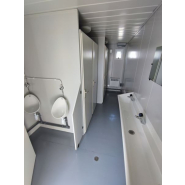 Sanitaire raccordable avec douches et urinoirs pour chantiers