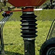 Machine agricole Massey Ferguson avec bras porte-dents tangentiels