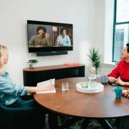 Appareil de visioconférence Owl Bar  Barre de visioconférence 4K avec focalisation sur l'intervenan_3