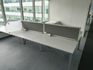 Bureau Bench 6 positions d'occasion - Steelcase - avec cloisons séparatrices et design moderne_3