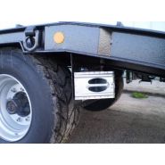 Remorque porte engin avec flèche sur ressorts et stabilisateurs