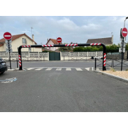 Barrière anti-caravane équipée de bandes rétroréfléchissantes classe 1