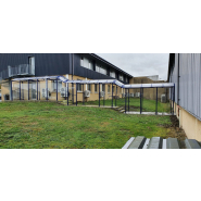 Abri piéton avec finition galvanisée et peinture polyester