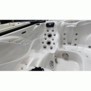 Jacuzzi compact avec volume de 1270 L et garantie de 10 ans sur la structure