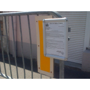 Vitrine mobile pour usage sur échafaudages et barrières de manifestations