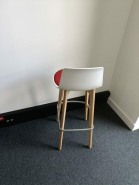 Tabouret de restaurant Lottus Wood d'occasion - structure en chêne, assise tapissée rouge et bordeaux - design moderne_3