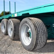 Remorque avec rampes hydrauliques en option pour chargement d'engins