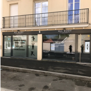 Lettrage adhésif sur vitrine, personnalisable et utilisable sur divers supports -Art & Com_4