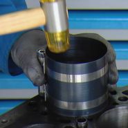 Compresseur de segments de pistons - Unior - avec vis de réglage de sécurité et enveloppe en acier à ressort_3