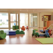 Structure multi-accueil moderne intégrée à son environnement