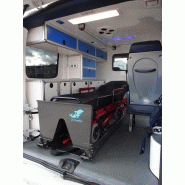 Vue avant de l'ambulance Renault Trafic type A1 avec sirène deux tons