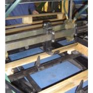 Machine pour semelles de palettes avec chargeur de planches intégré