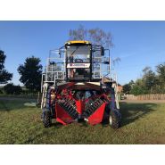 Récolteuse de myrtilles OSKAR 4WD Plus - Jagoda JPS Agromachines avec tête à secousses horizontales et moteur Doosan Stage V_3