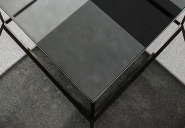 Table basse Quadro - structure métal laqué moka ou laiton poli - plateau en verre fumé avec motif géométrique_3