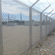 Structure de clôture avec raccords en aluminium et boulons inox