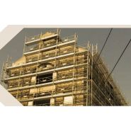 Système d'échafaudage adaptable avec assemblage par rosace