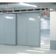 Porte coulissante économique pour espaces de stockage