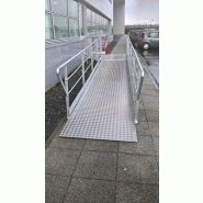 Passerelle PMR en aluminium larmé antidérapant