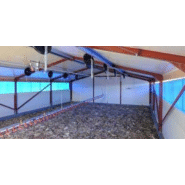 Bâtiment pour élevage de volailles avec gouttières en tôle laquée