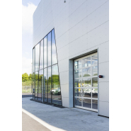 Porte sectionnelle industrielle vitrée conçue pour être utilisée pour augmenter la luminosité naturelle, la visibilité ou optimisée l'exposition - ASSA ABLOY OH1042FG_3