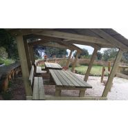 Table extérieure en bois avec protection contre le soleil et la pluie