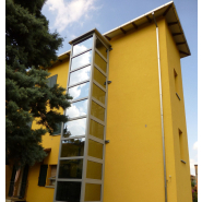 Plateforme élévatrice électrique E10 avec parois en tôle ou verre