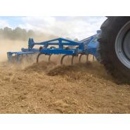 Déchaumeur polyvalent C2M disponible en versions tirée et poussée