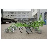 Machine pour le travail des sols équipée de dents à ressort et pieds d'oie