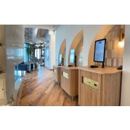 Station de check-in automatique avec lecteur de code QR