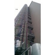 Escalier encagé avec finition en galvanisation à chaud