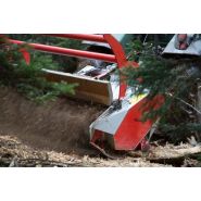 Machine forestière avec patins en acier réglables résistants à l'usure