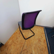 Chaise visiteur Eastside Steelcase d'occasion - structure métallique en forme de patin - dossier rembourré en résille_3