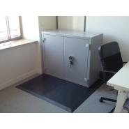 Plaque chanfreinée pour faciliter l’accès au personnel