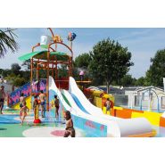 Structure de jeux d'eau avec pistolets arroseurs et tunnels marins