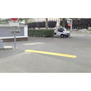 Ralentisseur monobloc acier haute visibilité - 40 T - surface striée anti-glisse - passe-câble 35mm - hauteur 50mm_3